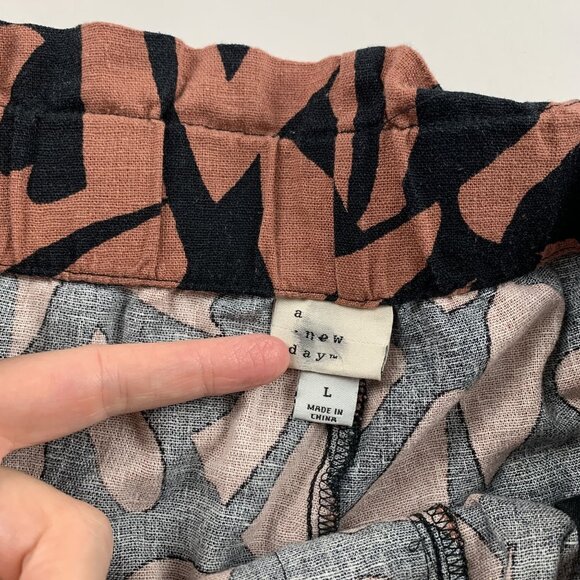 A New Day Black Brown Abstract Print Linen High Rise Shorts L - Picture 3 of 5